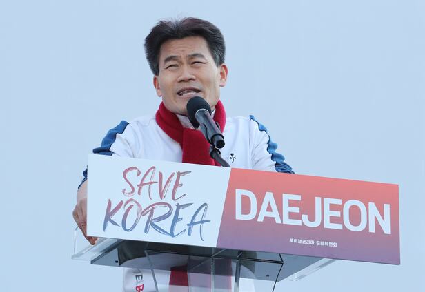 보수 성향 개신교 단체 ‘세이브코리아’ 주최로 22일 오후 대전시청 남문광장에서 탄핵 반대 국가비상기도회가 열렸다. 한국사 강사인 전한길씨가 연사로 나와 윤석열 대통령의 탄핵반대와 관련 발언하고 있다. /남강호 기자