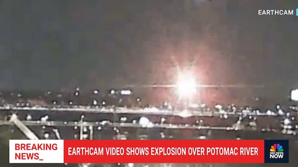 29일 밤 미국 워싱턴 로널드 레이건 공항 상공에서 60여명을 태운 소형 여객기가 군 헬리콥터와 공중 충돌하는 장면. /NBC