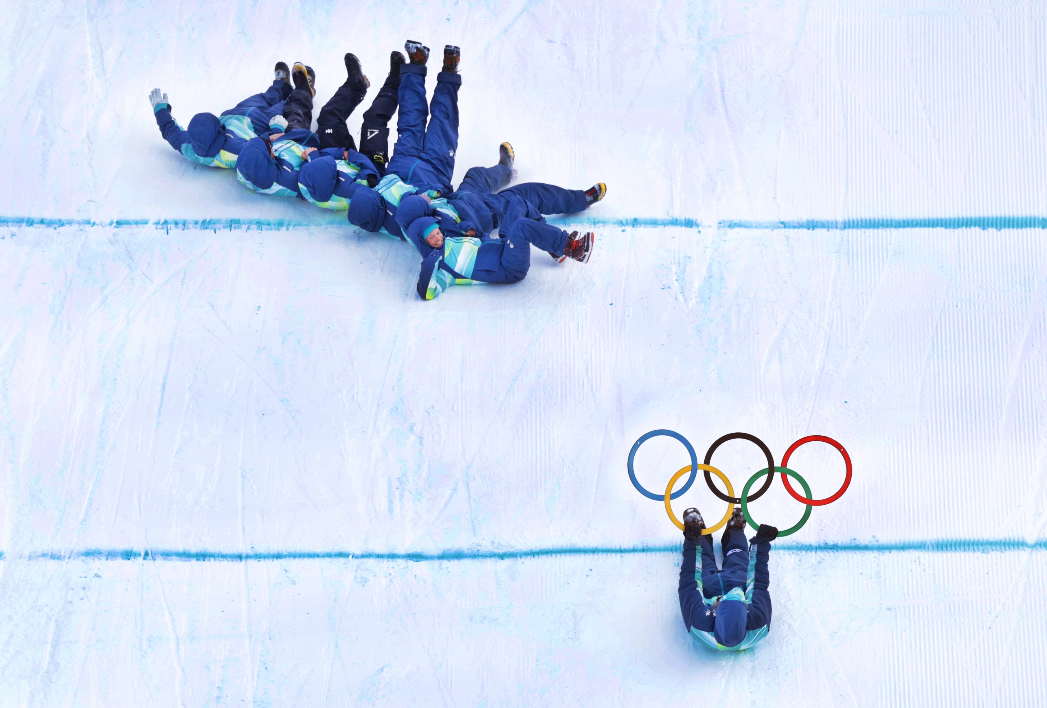 18일 오후(현지시간) 이탈리아 리비뇨 스노파크에서 동계올림픽 슬로프스타일 관련 종목의 경기가 모두 끝난 뒤. 2026 밀라노 코르티나 동계올림픽 자원봉사자들이 선수들이 경기를 치른 슬로프를 미끄러져 내려오며 기념촬영을 하고 있다. / 리비뇨=장련성 기자