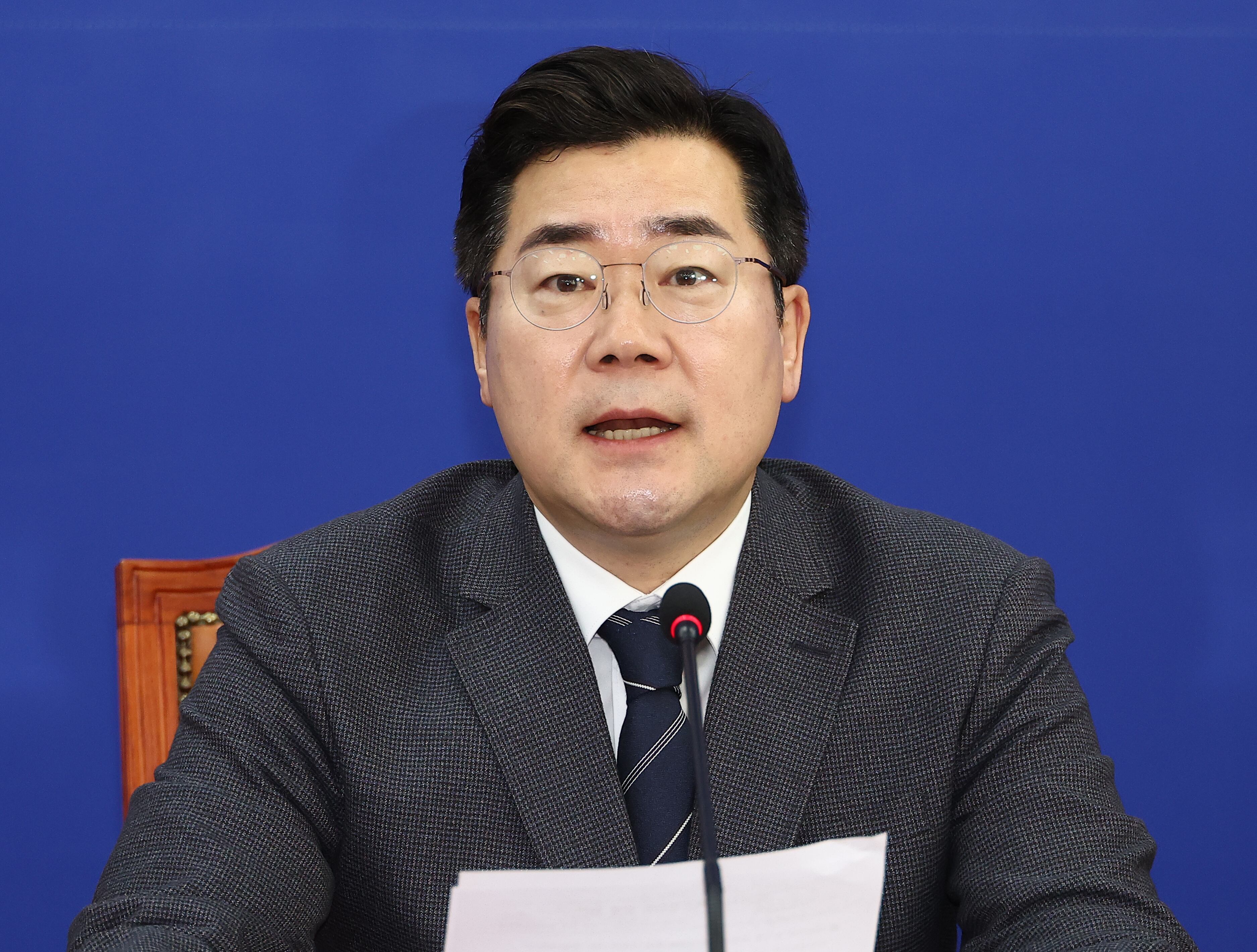 더불어민주당 박찬대 원내대표가 13일 오전 국회에서 열린 당 정책조정회의에서 발언하고 있다. /연합뉴스