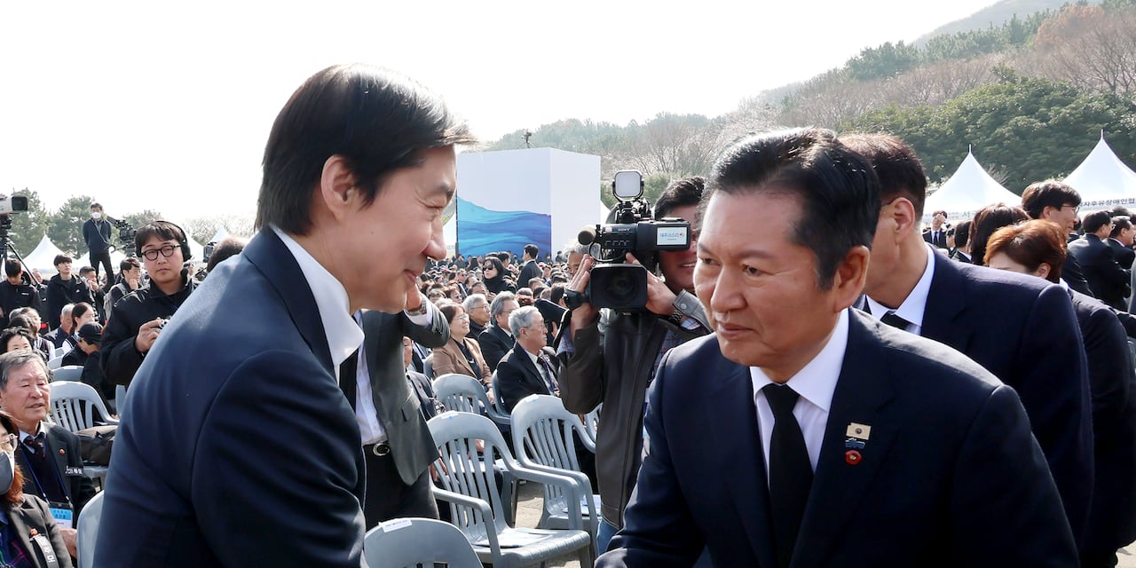 더불어민주당 정청래 대표(오른쪽)와 조국혁신당 조국 대표가 지난 3일 제주 4·3 평화공원에서 열린 제78주년 제주 4·3 희생자 추념식에서 악수하고 있다. /연합뉴스