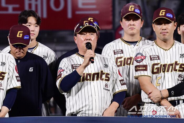 26일 부산 사직야구장에서 열린 KBO리그 롯데와 삼성의 경기. 롯데가 삼성에 10대 9로 승리했다. 마지막 홈 경기를 마친 롯데 선수들이 부산 홈 팬들에게 인사를 하고 있다. 인사하는 김태형 감독. 부산=송정헌 기자songs@sportschosun.com/2025.09.26