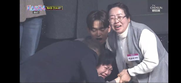 미스트롯4 진 이소나의 호명에 이소나와 함께 오열하는 이소나 가족들, 그의 어머니와 어머니의 손을 꼭 잡으며 보살피던 이소나의 남편, 이소나 큰어머니가 카메라 화면에 잡혔다/TV조선 캡쳐