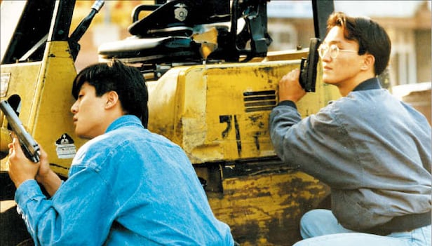 LA 폭동 둘째 날인 1992년 4월 30일 재산을 지키기 위해 무장한 한인 상인들. / ©Hyungwon Kang/L.A.Times 게티이미지코리아