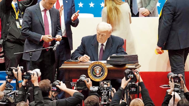 도널드 트럼프 미국 대통령이 지난달 20일 취임식을 마친 뒤 워싱턴 DC의 실내 경기장 캐피털 원 아레나에서 열린 지지자 모임에 참석해 행정명령에 서명하고 있다.