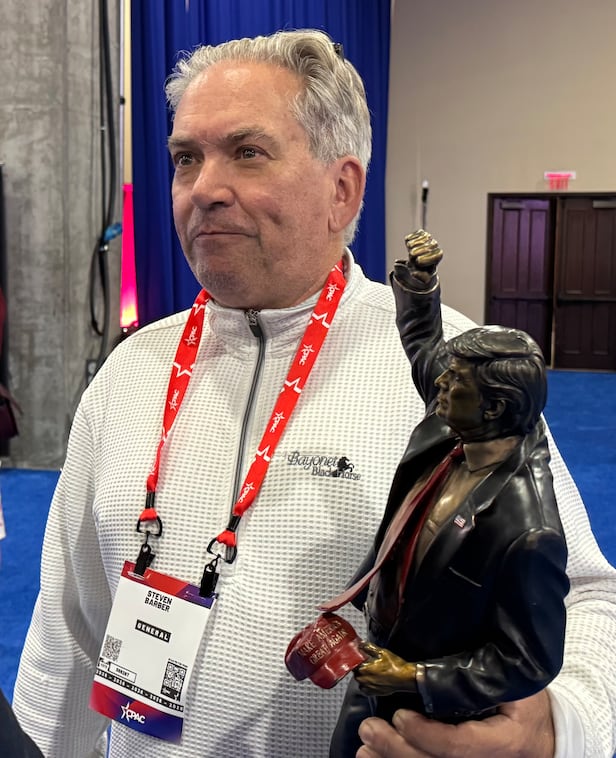 26일 텍사스주 그레이프바인의 보수정치행동회의(CPAC) 현장에서 도널드 트럼프 대통령을 지지하는 스티븐씨가 트럼프의 청동 모형을 들고 있다. /그레이프바인(텍사스주)=김은중 특파원