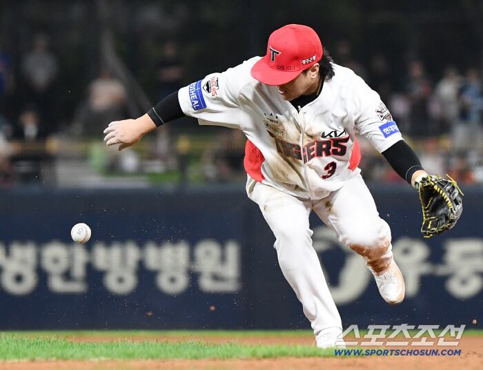18일 광주 기아챔피언스필드에서 열린 한화-KIA전. 8회초 무사 1루 이도윤이 2루수 땅볼 때 김선빈이 공을 놓치고 있다. 광주=정재근 기자 cjg@sportschosun.com/2025.9.18