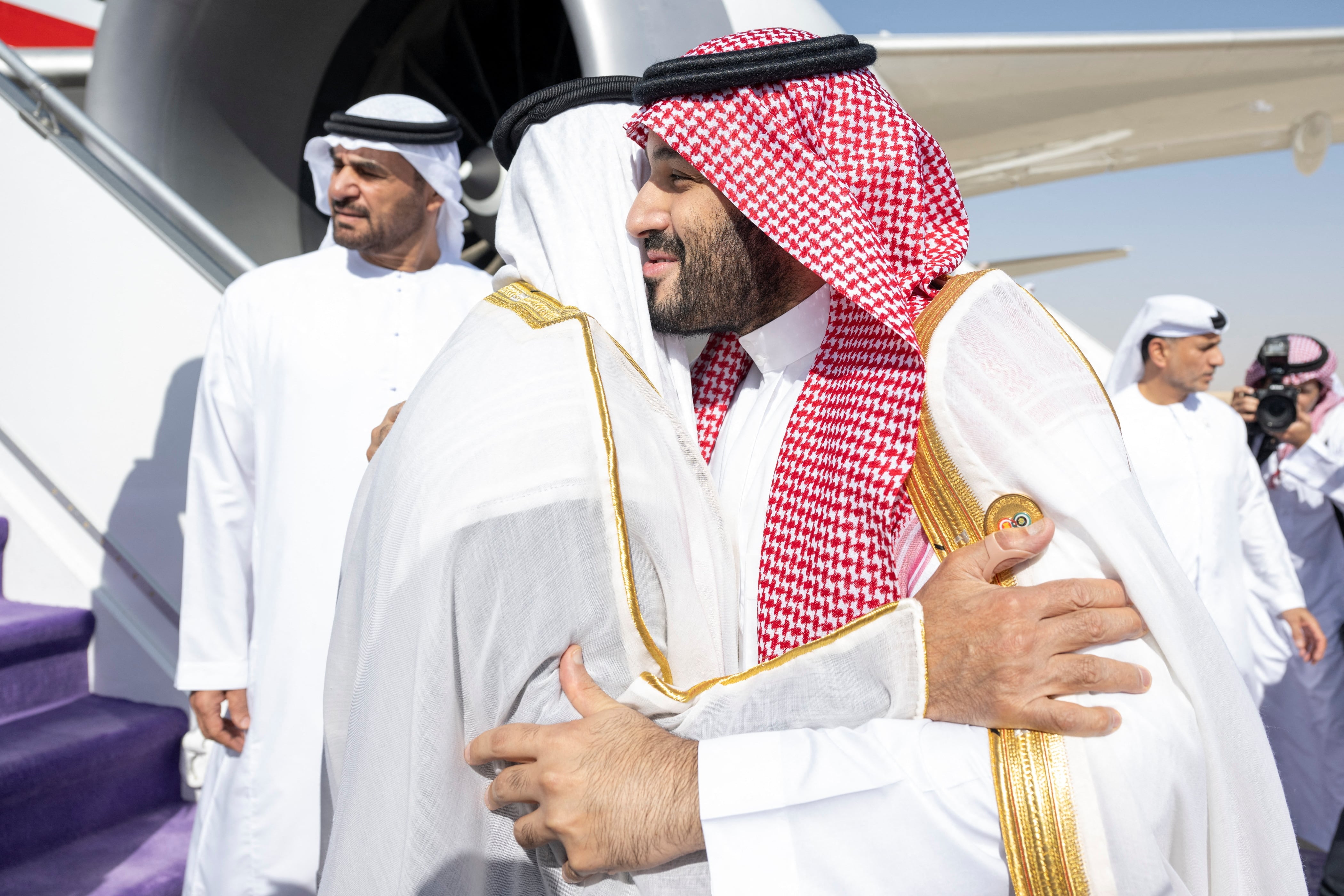 사우디-UAE 균열 경제로 번지나… 기업 송금 차질 잇따라