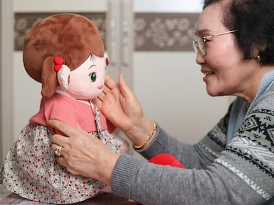 AI돌봄로봇 효돌이(왼쪽). 대화, 복약 지도, 위기상황 알림 등의 기능이 있다. 사진=조선일보