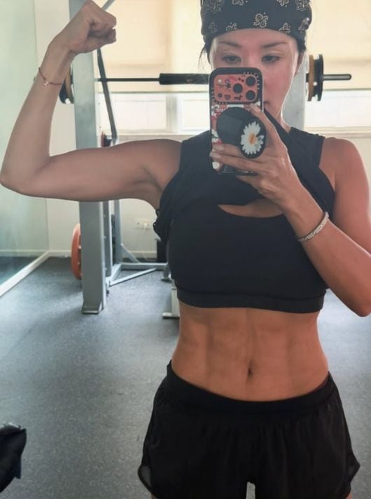 엄정화, 얼마나 노력했으면..56세에 완성한 칼각 '식스팩' 복근
