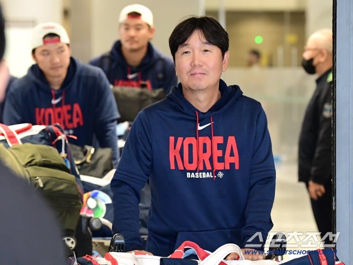16일 오전 WBC야구대표팀이 인천공항 제1터미널을 통해 귀국했다. 입국장을 나서고 있는 류지현 감독과 선수단. 인천=송정헌 기자songs@sportschosun.com/2026.03.16/