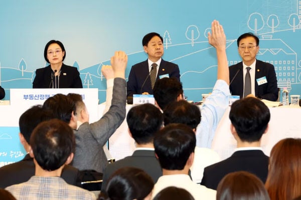 "전세 소멸에 외국자본이 월세시장 싹쓸이"…'기업형 임대' 확대에 시끌