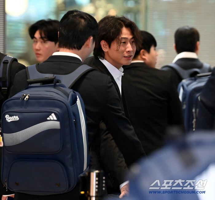 두산 베어스 선수단이 23일 인천공항을 통해 전지훈련지인 호주 시드니로 출국했다. 박찬호가 동료들과 이야기를 하고 있다. 인천공항=허상욱 기자wook@sportschosun.com/2026.01.23/