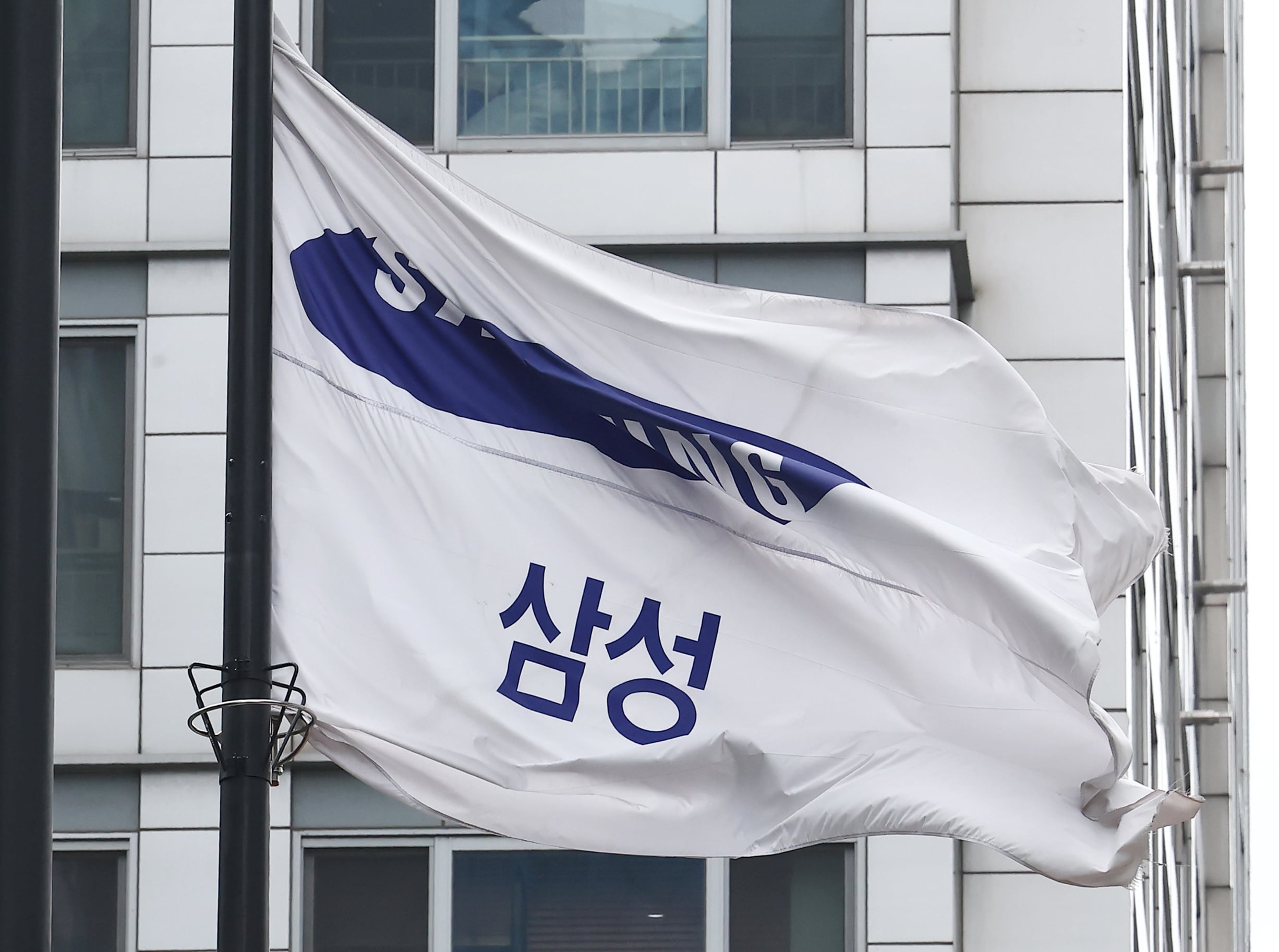 KB證 “삼성전자, 메모리 호황에 2분기 영업익 90조원 추정…목표가 55만원”