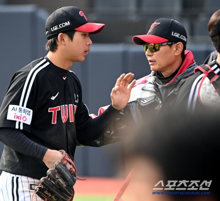 16일 수원KT위즈파크에서 열린 LG와 KT의 시범경기. LG가 5대3으로 승리했다. 염경엽 감독이 이날 경기 3안타로 활약한 추세현을 맞이하고 있다. 수원=허상욱 기자wook@sportschosun.com/2026.03.16/