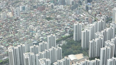 정부가 수도권 물량 확대 중심의 주택 공급 후속 대책을 준비 중인 가운데 9일 서울 송파구 롯데월드타워 서울스카이에서 바라본 서울 도심 주택 단지 모습. /연합뉴스