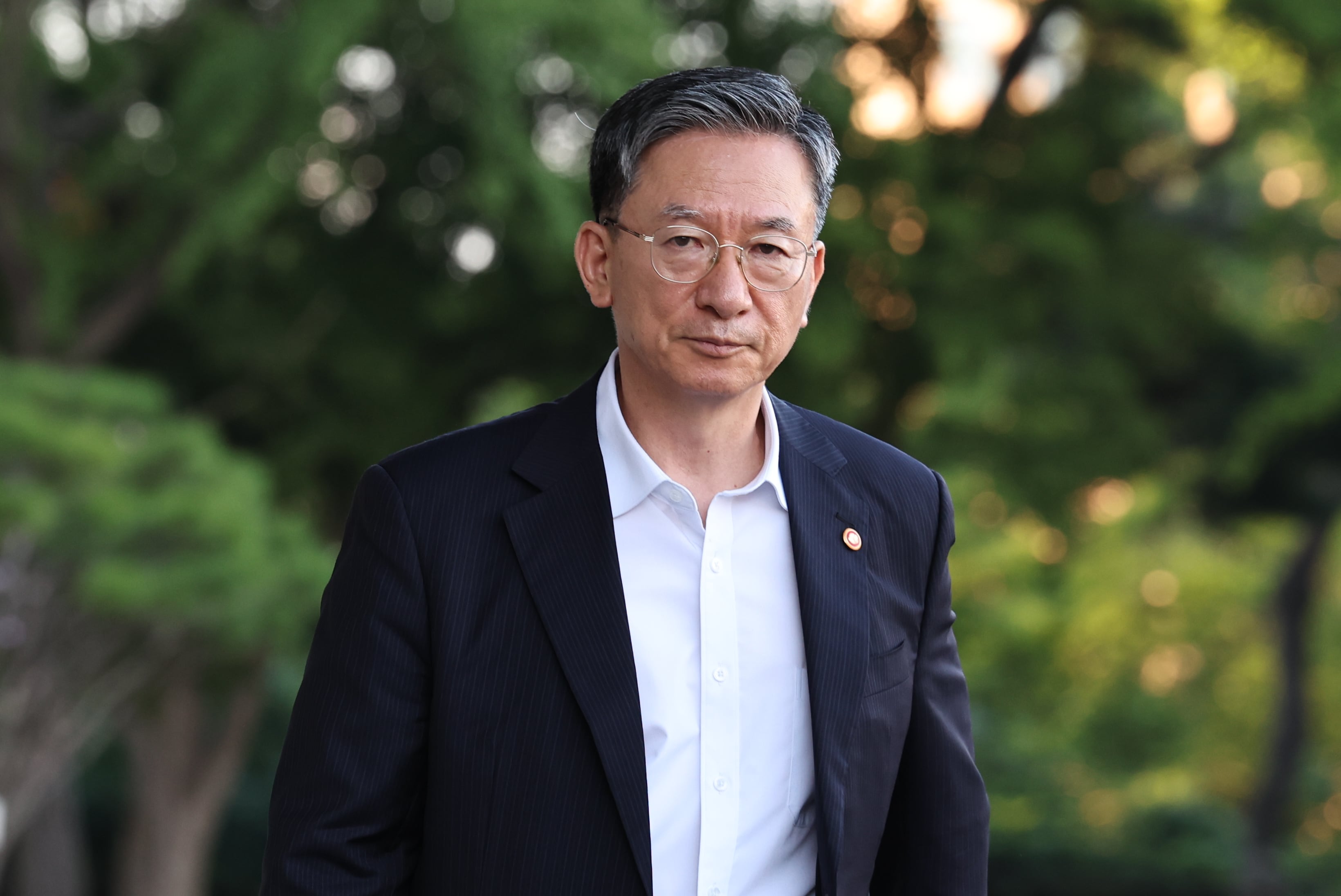 정성호 법무부 장관이 24일 오후 경기 정부과천청사 법무부 청사를 나서고 있다. 정 장관은 이날 이재명 대통령이 사의를 수리하면서 취임 약 1년 1개월 만에 장관직에서 물러나게 됐다. 2026.8.24 ⓒ 뉴스1 이종수 기자