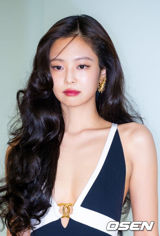 "블랙핑크 제니, 커피 한 잔 할래요?"...'사생팬' 비판 부른 유튜버, 결국 사과