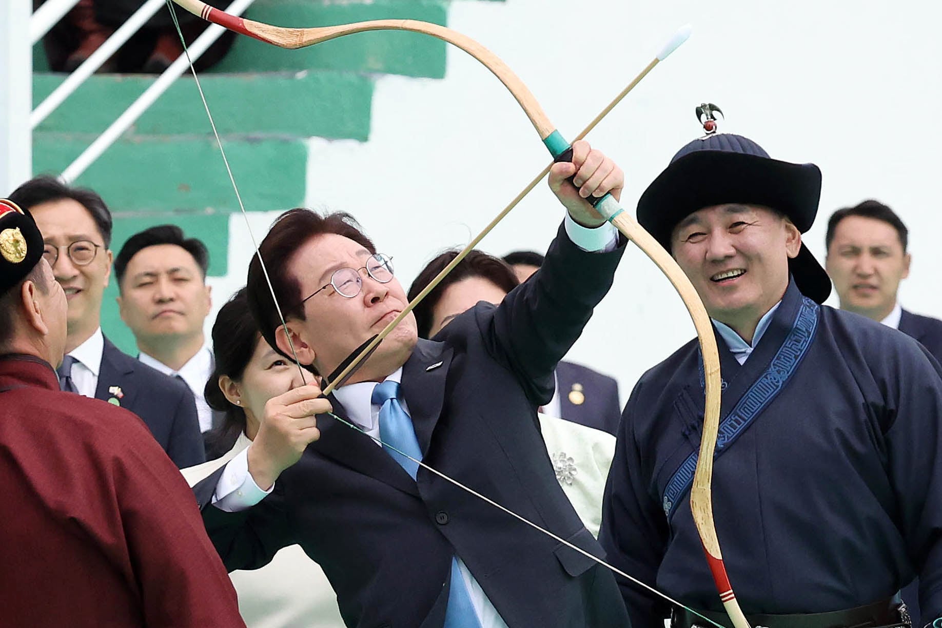 활 시위 당긴 李대통령 부부… 몽골 나담축제 첫 주빈 참석