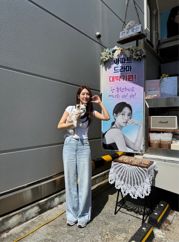 한다희, '아파트' 빛낸 신스틸러…지성→문소리와 '화기애애' 기념사진