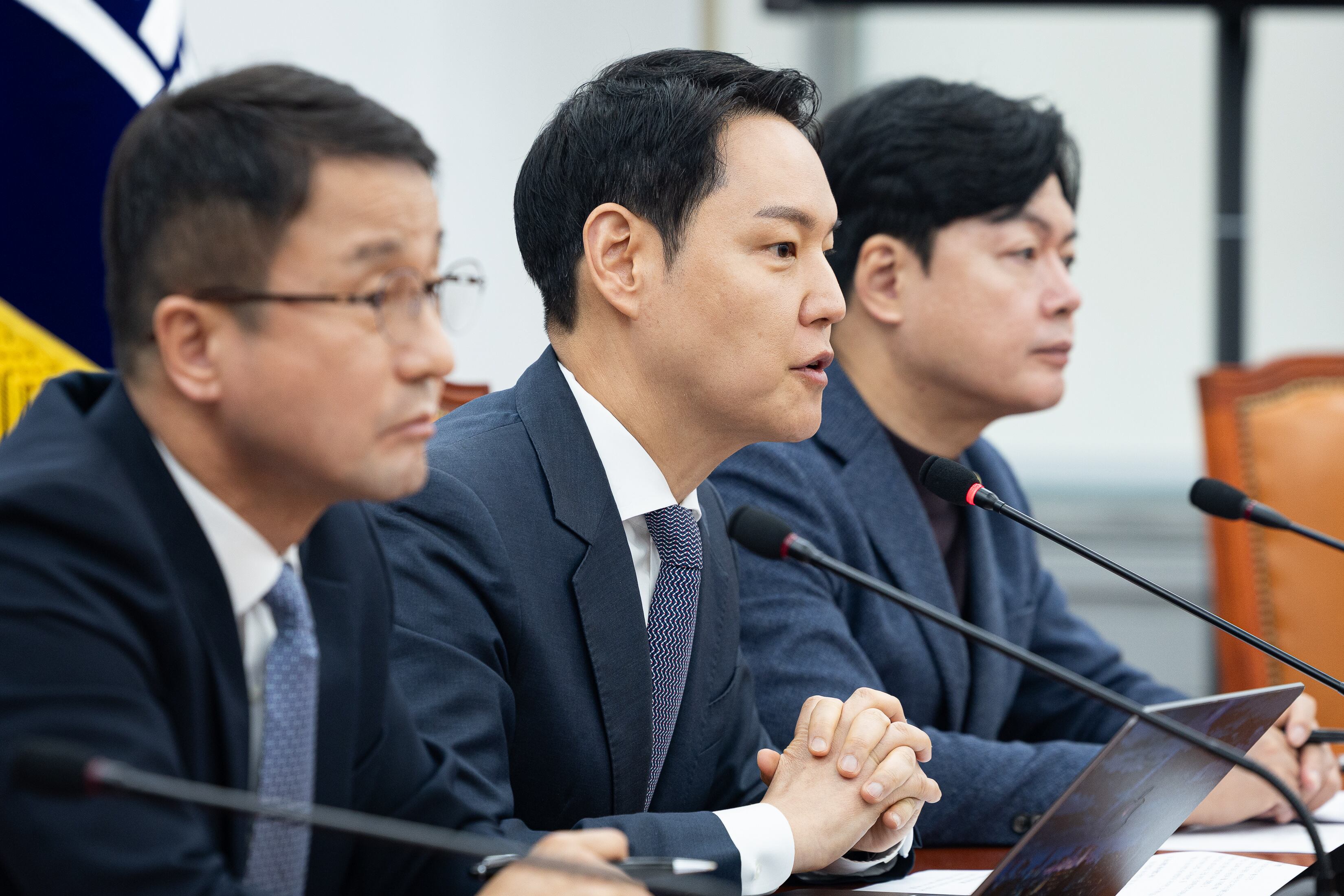 김한규 더불어민주당 원내정책수석부대표가 지난 3월 2일 서울 여의도 국회에서 열린 현안 기자간담회에서 취재진 질문에 답하고 있다. 2026.3.2 ⓒ 뉴스1 유승관 기자