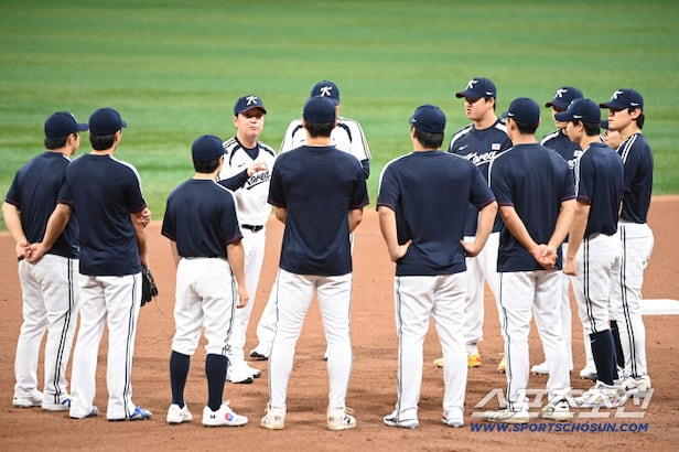 16일 고척스카이돔에서 열린 2026 아이치-나고야 아시안게임 야구대표팀의 공식 훈련. 류지현 감독이 선수단과 미팅을 갖고 있다. 고척=허상욱 기자wook@sportschosun.com/2026.09.16/