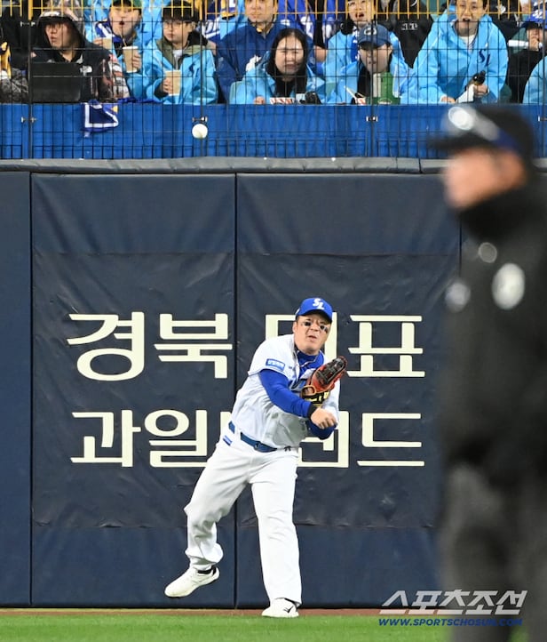 27일 대구 삼성라이온즈파크에서 열린 KIA와 삼성의 플레이오프 2차전. 6회초 삼성 좌익수 최형우가 카스트로가 친 담장을 맞는 타구를 잡아낸 뒤 2루로 송구하고 있다. 대구=허상욱 기자wook@sportschosun.com/2026.10.27/