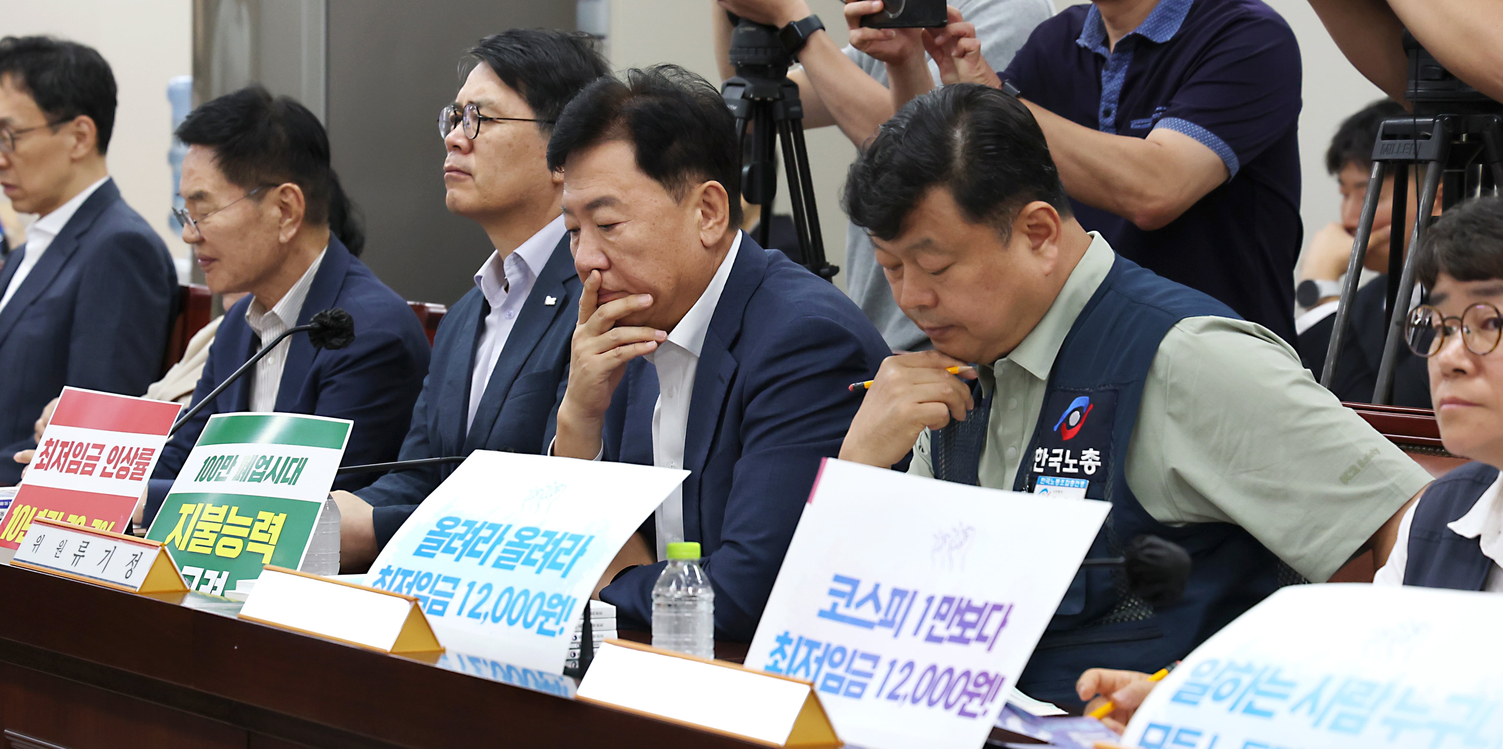 내년 최저임금 최초 요구안… 노동계 1만2000원 vs 경영계 1만320원