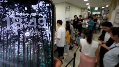 제9회 전국동시지방선거일인 3일 서울시 송파구 잠일초등학교에 마련된 잠실2동 제6투표소에서 투표용지 부족 상황으로 인해 유권자들이 오후 6시를 넘겨 투표를 하고 있다. 2026.6.3 ⓒ 뉴스1 박정호 기자