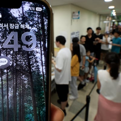 제9회 전국동시지방선거일인 3일 서울시 송파구 잠일초등학교에 마련된 잠실2동 제6투표소에서 투표용지 부족 상황으로 인해 유권자들이 오후 6시를 넘겨 투표를 하고 있다. 2026.6.3 ⓒ 뉴스1 박정호 기자