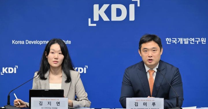 Photograph accompanying Korea's state forecaster puts 0.6 of a 0.7-point growth upgrade on semiconductors