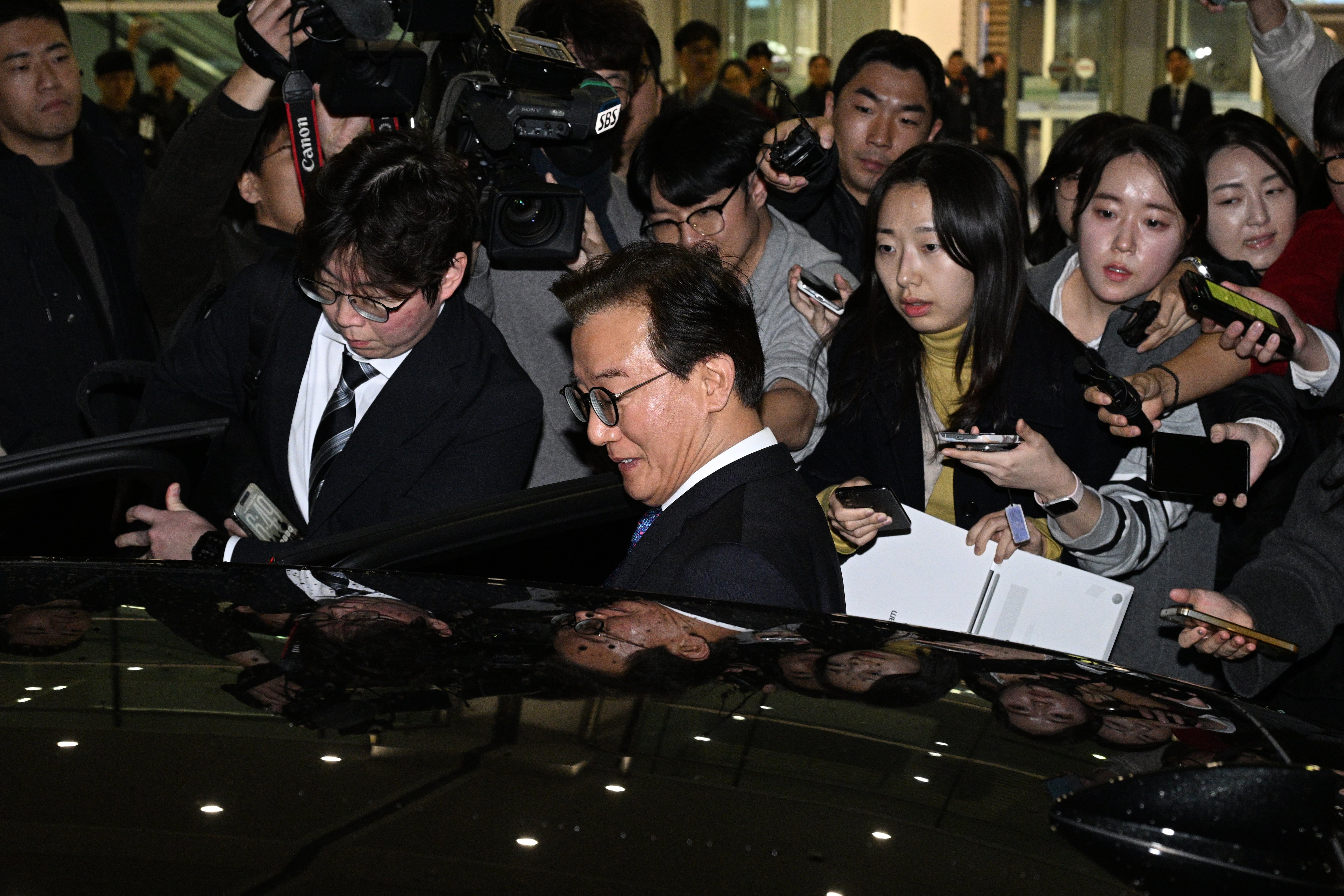 통일교로부터 금품을 수수했다는 의혹이 제기된 전재수 해양수산부 장관이 11일 오전 'UN해양총회' 유치 활동을 마친 후 인천국제공항 제2여객터미널을 통해 귀국해 입장을 밝힌 후 차량에 탑승하고 있다. /뉴스1