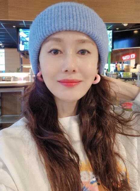 キムジュニ Kim Ji-su Shares Prague-Korea Life, Prepares Productive Work