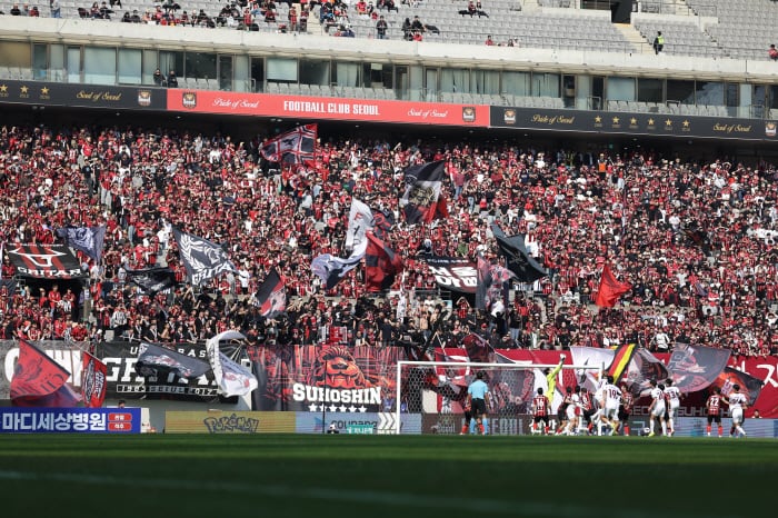 서울월드컵경기장/ K리그1/ FC서울 vs 광주FC/ 양 팀 단체/ 문전 경합/ 관중/ 서울팬/ 서울 서포터즈 수호신/ photo by Jaehoon Jung