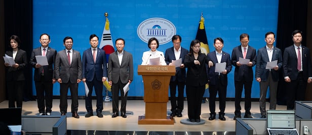 국민의힘 대구·경북 지역 의원들이 25일 서울 여의도 국회 소통관에서 광주·전남권 제2국가 반도체 클러스터 조성 추진 관련 기자회견을 하고 있다. 2026.6.25 ⓒ 뉴스1 유승관 기자