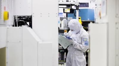 삼성전자 직원이 반도체 생산라인에서 업무를 보고 있다./삼성전자
