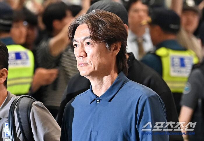 "홍명보, 나가!"→'한국 축구는 죽었다!' 홍명보 감독 향한 분노 폭발 귀국 현장…정몽규 회장 향해선 '이물질' 투척