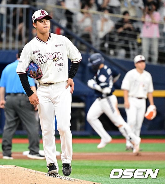‘157km 던지면 뭐하나’ 계약금 7억 안겼는데, 볼넷-볼넷-볼넷-볼넷-볼넷 악몽…전체 1순위 루키, 전반기 1승 마감