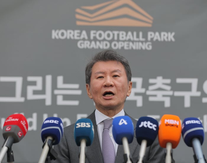코리아풋볼파크 개관 소감 말하는 정몽규 대한축구협회장 (천안=연합뉴스) 류영석 기자 = 정몽규 대한축구협회장이 7일 공식 개관식이 열리는 충남 천안 코리아풋볼파크에서 취재진을 만나 소감을 말하고 있다. 2026.4.7 ondol@yna.co.kr(끝)<저작권자(c) 연합뉴스, 무단 전재-재배포, AI 학습 및 활용 금지>