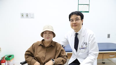 유방암 4기를 극복 중인 김영임씨(왼쪽)와 그의 주치의인 경상국립대병원 혈액종양내과 이경원 교수./메인사진=경상국립대병원 제공