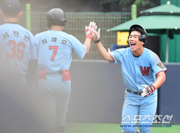 3일 서울 신월구장에서 열린 제80회 청룡기 고교야구선수권 대회 및 주말리그 왕중왕전 휘문고-전북인공지능고 경기. 3회 휘문고 손수혁 2루타 때 득점에 성공한 유제민. 신월동=송정헌 기자songs@sportschosun.com/2025.07.03/