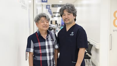 폐암 4기를 극복한 성영석씨(왼쪽)와 그의 주치의인 일산백병원 혈액종양내과 이성윤 교수./사진=일산백병원 제공