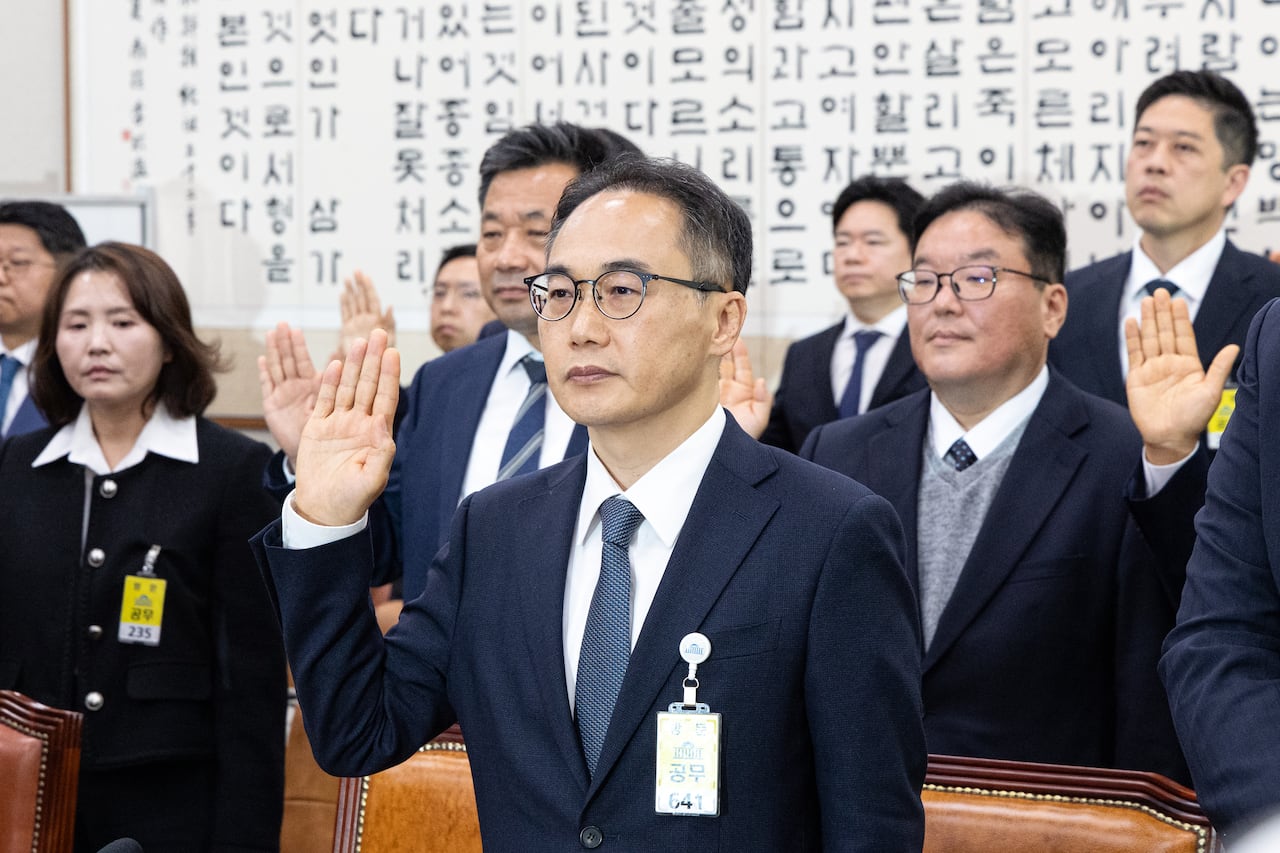 16일 서울 여의도 국회에서 열린 윤석열 정권 정치검찰 조작기소 의혹 사건 진상규명 국정조사특별위원회 대장동·김용 전 민주연구원 부원장·위례신도시 조작기소 의혹 사건 청문회에서 증인으로 출석한 이원석 전 검찰총장이 선서하고 있다. 2026.4.16 ⓒ 뉴스1 이승배 기자