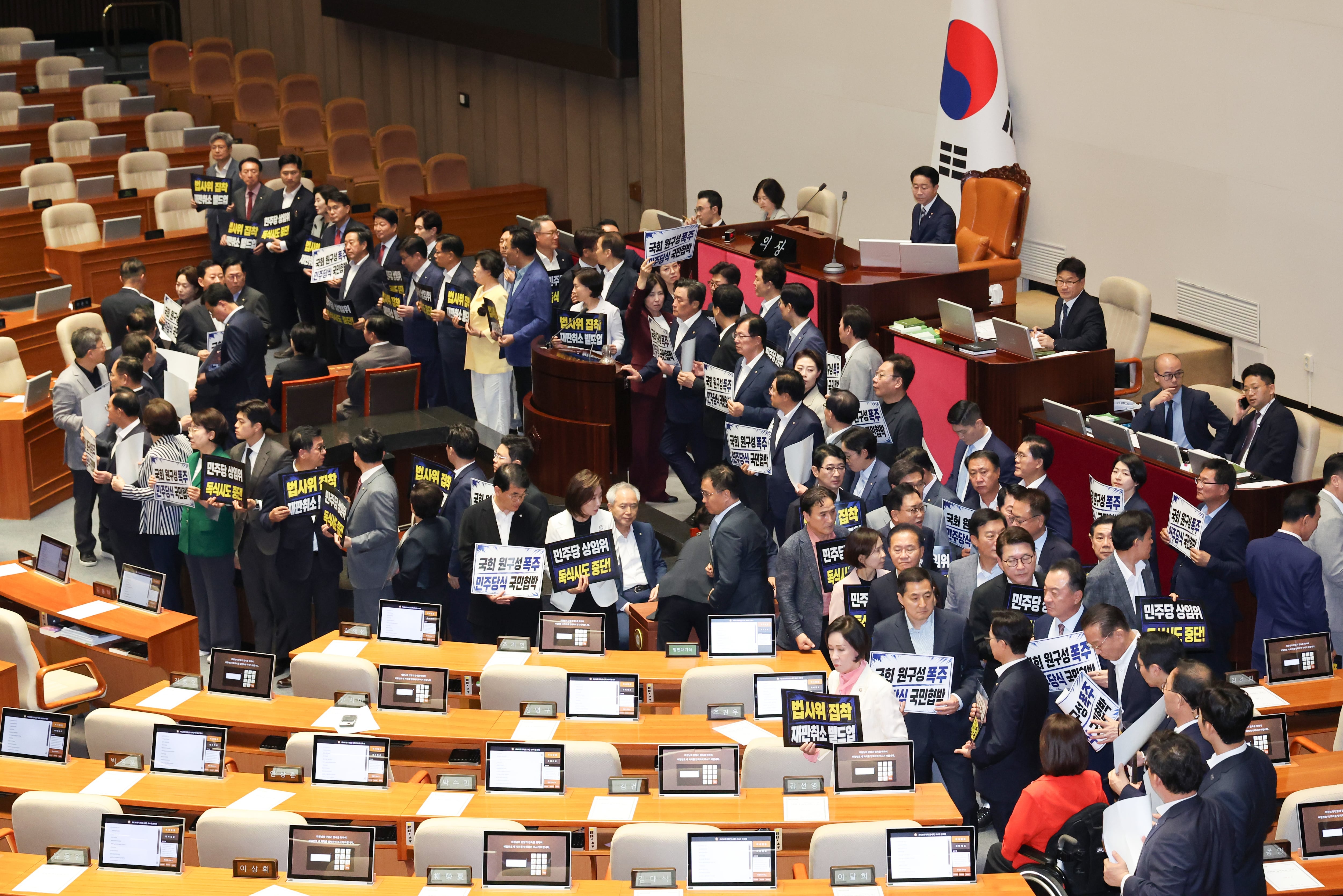 與, 11개 상임위원장 단독 선출…국힘 반발