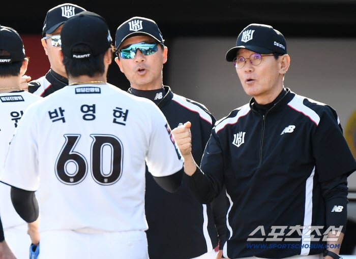 5일 수원 KT위즈파크에서 열린 롯데-KT전. 5대4로 승리한 KT 이강철 감독이 마무리 박영현을 환영하고 있다. 수원=정재근 기자 cjg@sportschosun.com/2026.5.5/