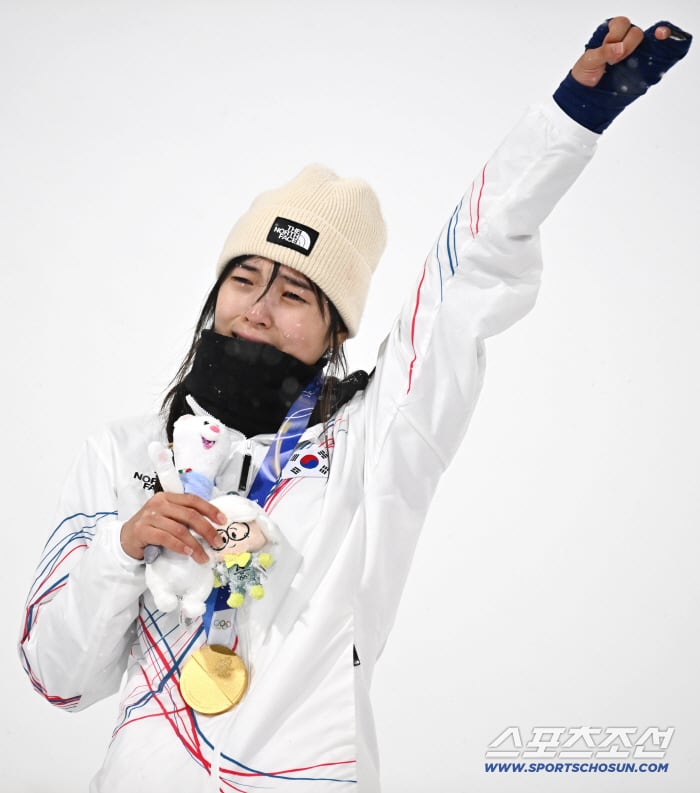 13일(한국시간) 이탈리아 리비뇨 스노파크에서 열린 스키 스노보드 여자 하프파이프 결선에서 최가온이 90.25점을 획득해 금메달을 차지했다. 시상식에서 눈물을 흘리고 있는 최가온. 리비뇨(이탈리아)=송정헌 기자songs@sportschosun.com/2026.02.13/