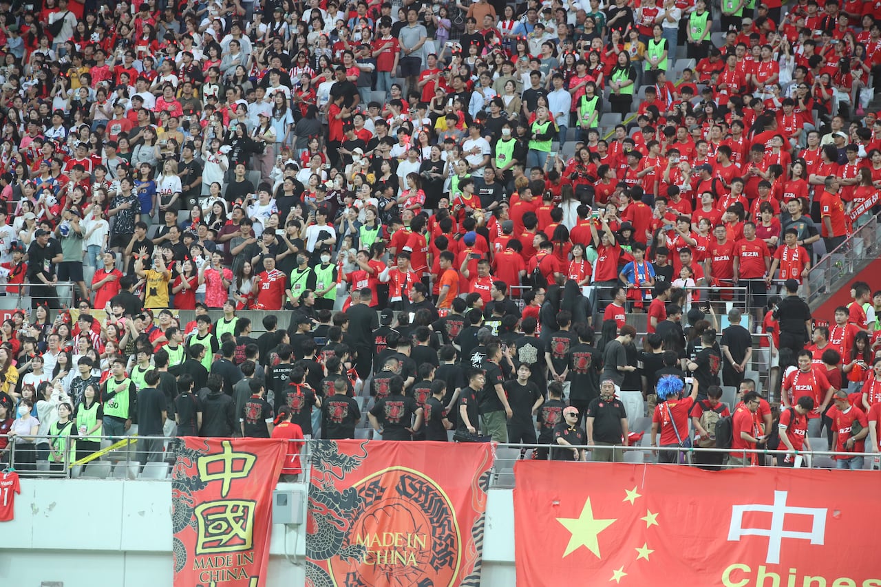 더 한장] 애국가 나오자 등돌리고 “죽어라 한국”...응원도 중국 스타일