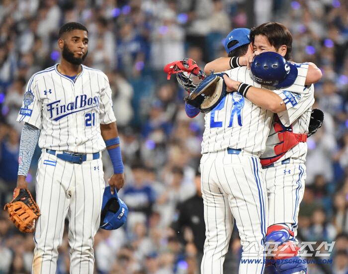 30일 대구 라이온즈파크에서 열린 KIA-삼성전. 9회초 오승환이 등판해 한 타자를 상대한 후 마운드를 내려오며 강민호 포수와 포옹하고 있다. 대구=정재근 기자 cjg@sportschosun.com/2025.9.30