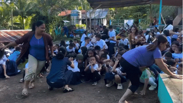 8일 필리핀 남부에서 7.8 강도의 지진이 발생하여 다바오 옥시덴탈(Davao Occidental) 지역의 마하야하이 초등학교 학생들이 대피하고 있다./X