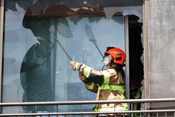 2 dead, 13 injured in Seoul apartment blaze